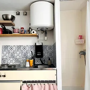 https://cute-marais-private-studio-for-2-apartment.fr-paris.fr